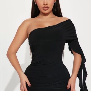 Chic Black One-Shoulder Dress